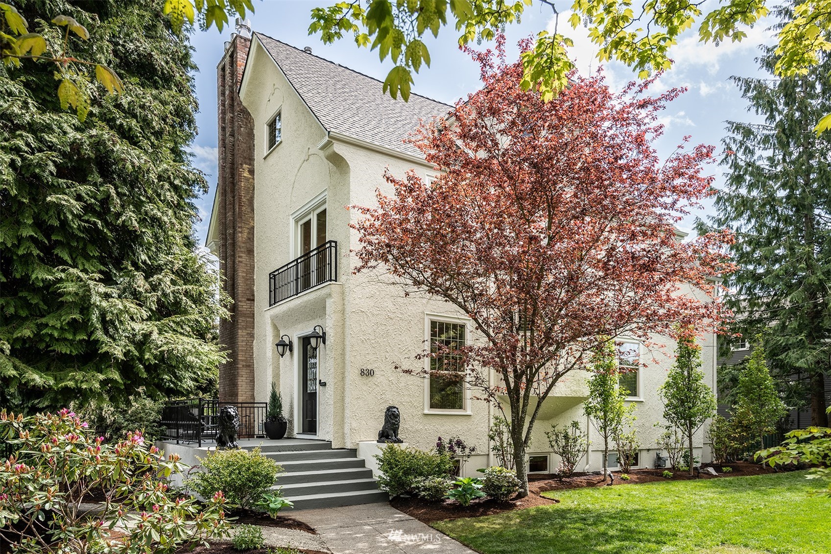 830 35th Avenue Seattle, WA 98122 - Photo 1 of 40 front view of a house with a garden