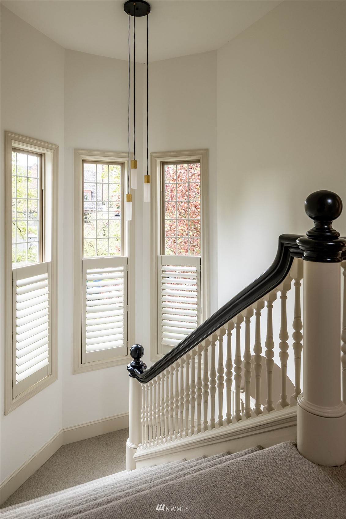 830 35th Avenue Seattle, WA 98122 - Photo 19 of 40 a view of hallway with windows