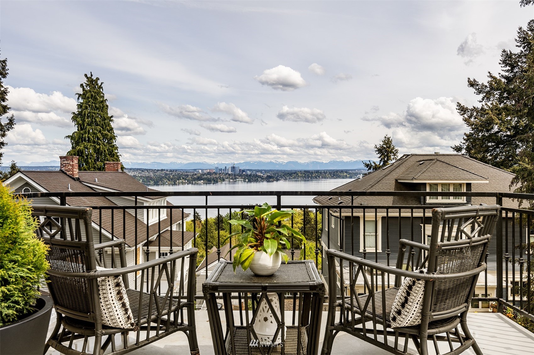 830 35th Avenue Seattle, WA 98122 - Photo 27 of 40 a view of a chairs and table on the terrace