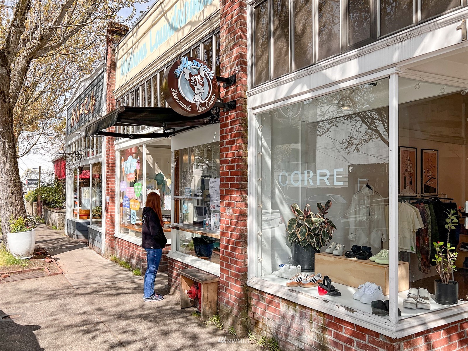 830 35th Avenue Seattle, WA 98122 - Photo 39 of 40 a view of a street with sitting area