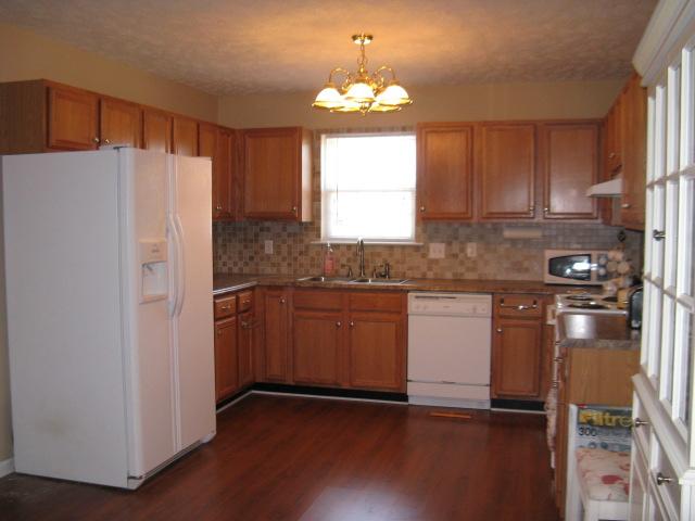 1129 Silverado Way Murfreesboro, TN 37130 - Photo 7 of 20 Spacious kitchen features tile backsplash and laminate flooring.