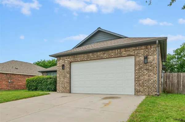 $300,000 | 1100 Primrose Drive, Sanger, TX 76266