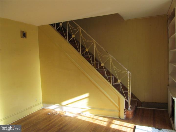 551 Hampden Road Upper Darby, PA 19082 - Photo 3 of 11 Living Room