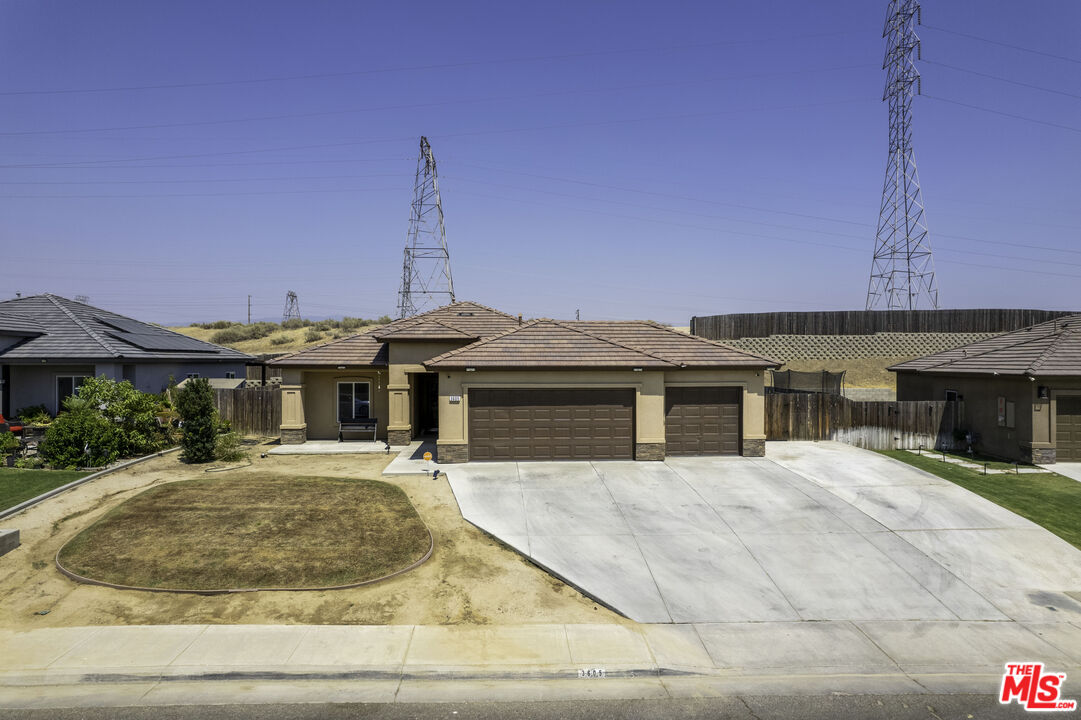 3605 Balvicar Drive Bakersfield, CA 93306 - Photo 3 of 36