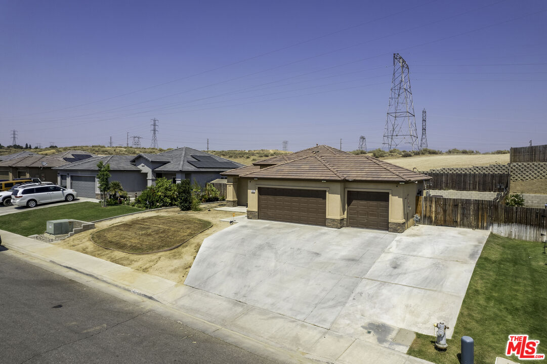 3605 Balvicar Drive Bakersfield, CA 93306 - Photo 4 of 36