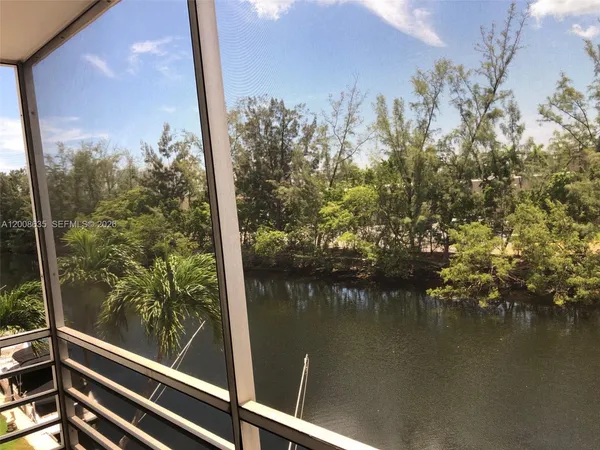 $1,950 | 3660 Northeast 166th Street, Unit 305, North Miami Beach, FL 33160