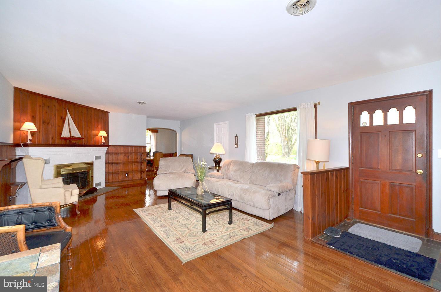 16211 Old Orchard Road Ashton, MD 20861 - Photo 6 of 30 Living Room