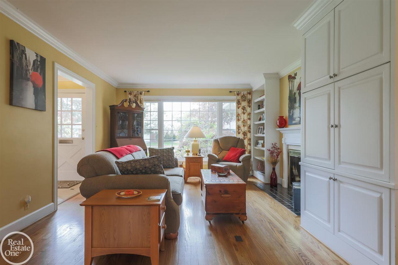 404 Lexington Road Grosse Pointe, MI 48236 - Photo 6 of 35 31380796-5.JPG