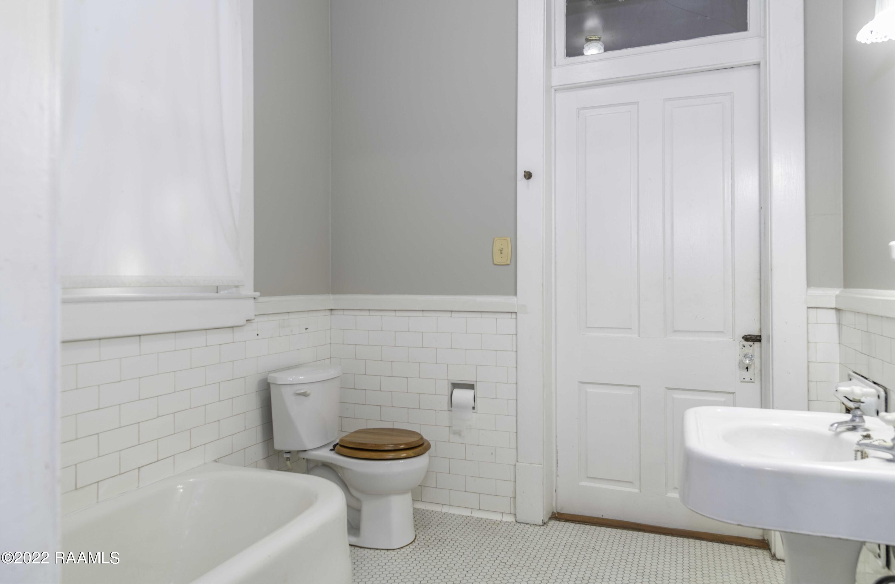 504 East Main Street New Iberia, LA 70560 - Photo 26 of 43 2nd Upstairs Bath 1