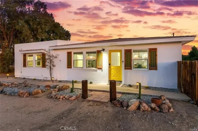 a view of a house with backyard