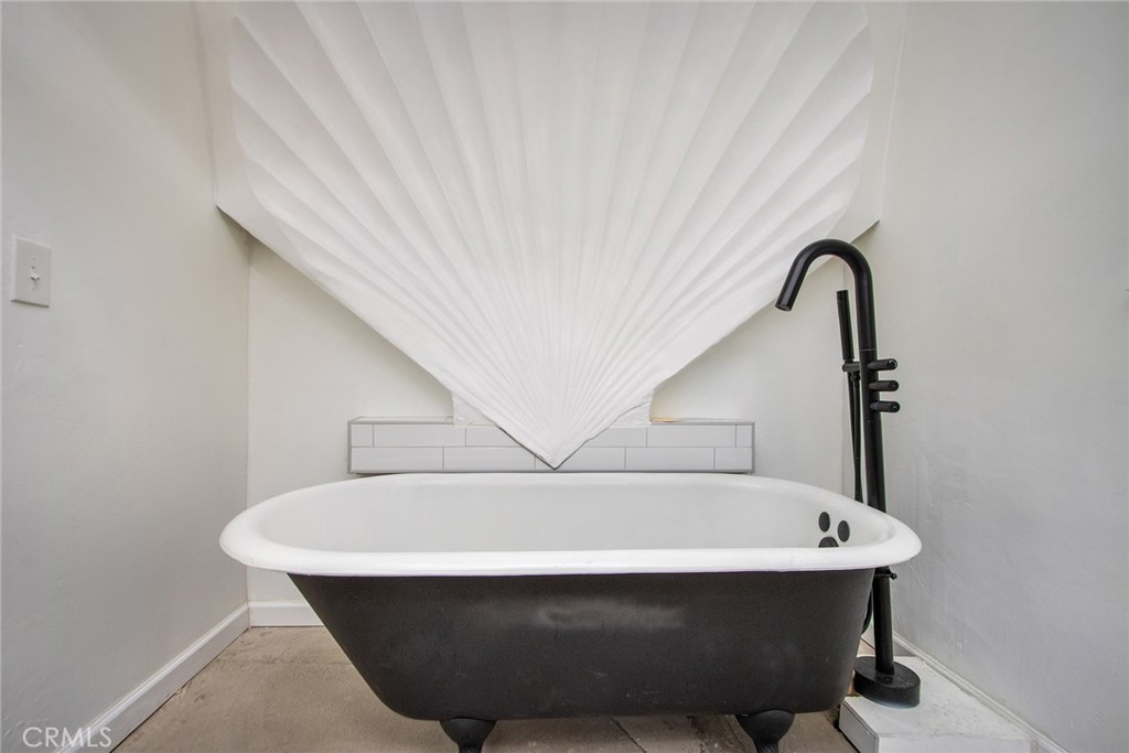 64975 Sun Oro Road Joshua Tree, CA 92252 - Photo 33 of 52 a bathroom with a bathtub