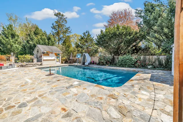 a view of a backyard