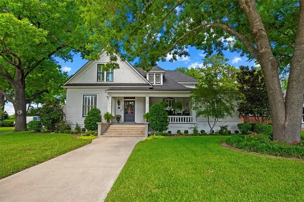 $945,000 | 1026 West Main Street, Waxahachie, TX 75165
