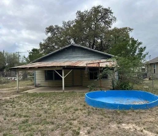 a view of a house with backyard
