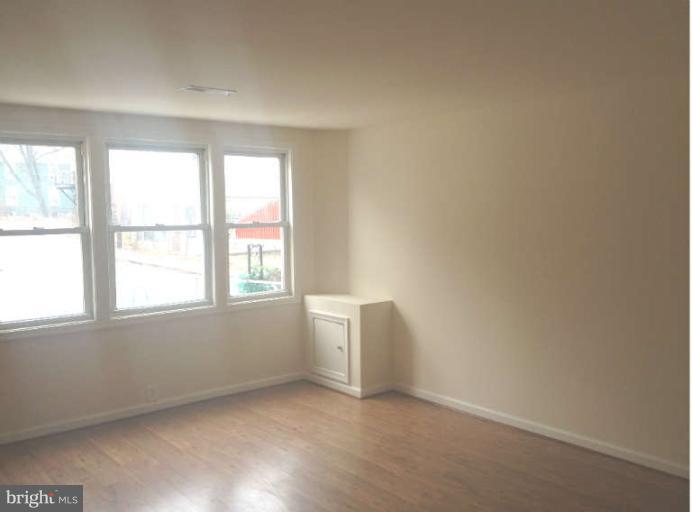 2837 Hollins Ferry Road Baltimore, MD 21230 - Photo 2 of 23 Living Room