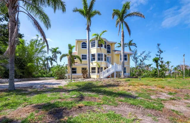 a view of outdoor space yard and porch