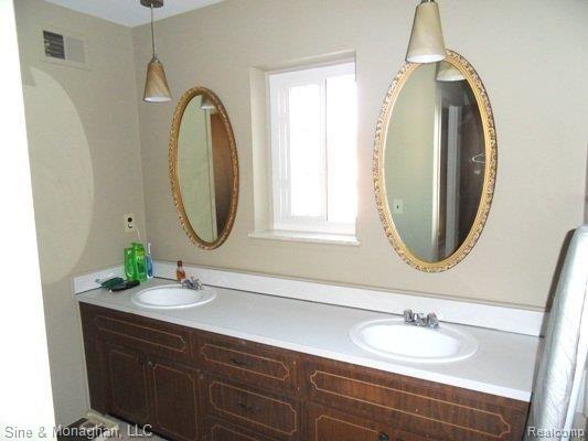 76 Stratford Lane, Unit 17 Rochester, MI 48309 - Photo 12 of 21 Double sinks master bath