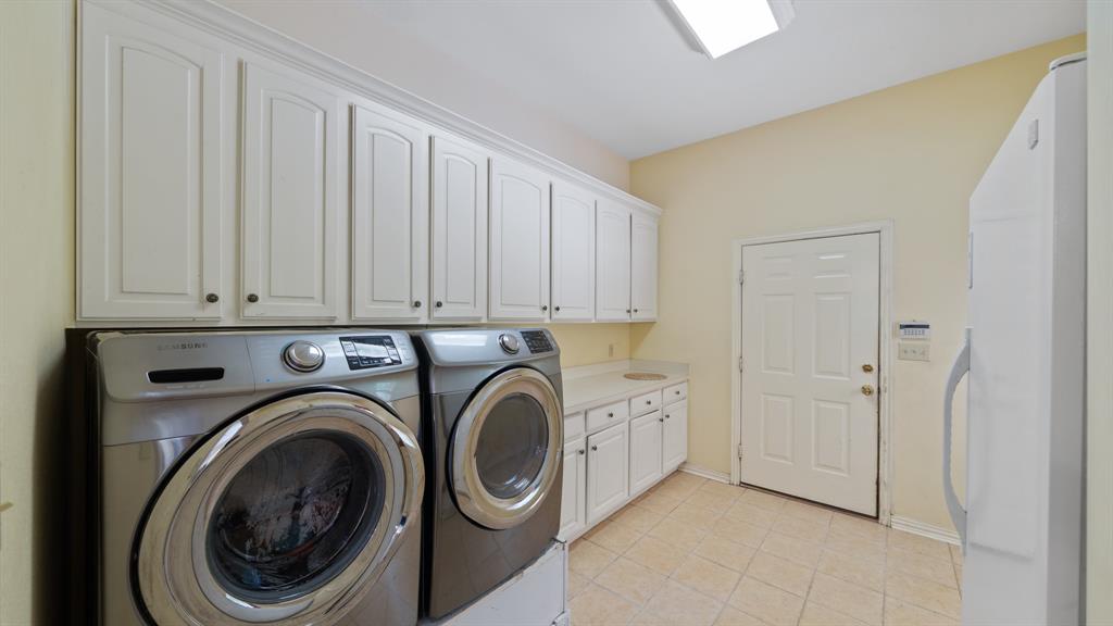 875 Arnold Paul Road Canton, TX 75103 - Photo 12 of 32 a utility room with dryer and washer