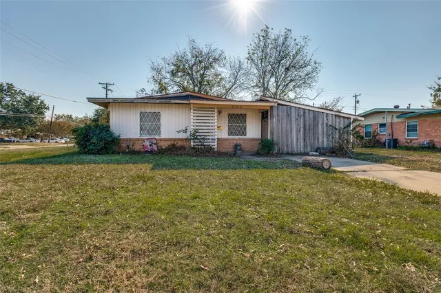 a view of a backyard of the house
