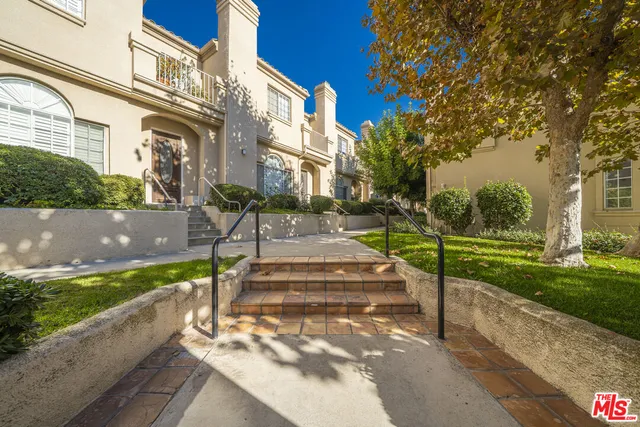 $890,000 | 4520 Pennsylvania Avenue, Unit 119, La Crescenta, CA 91214