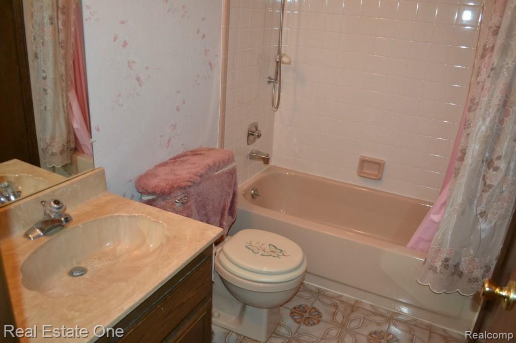 419 Lake Forest Road Rochester, MI 48309 - Photo 31 of 99 1st Floor Full Bath