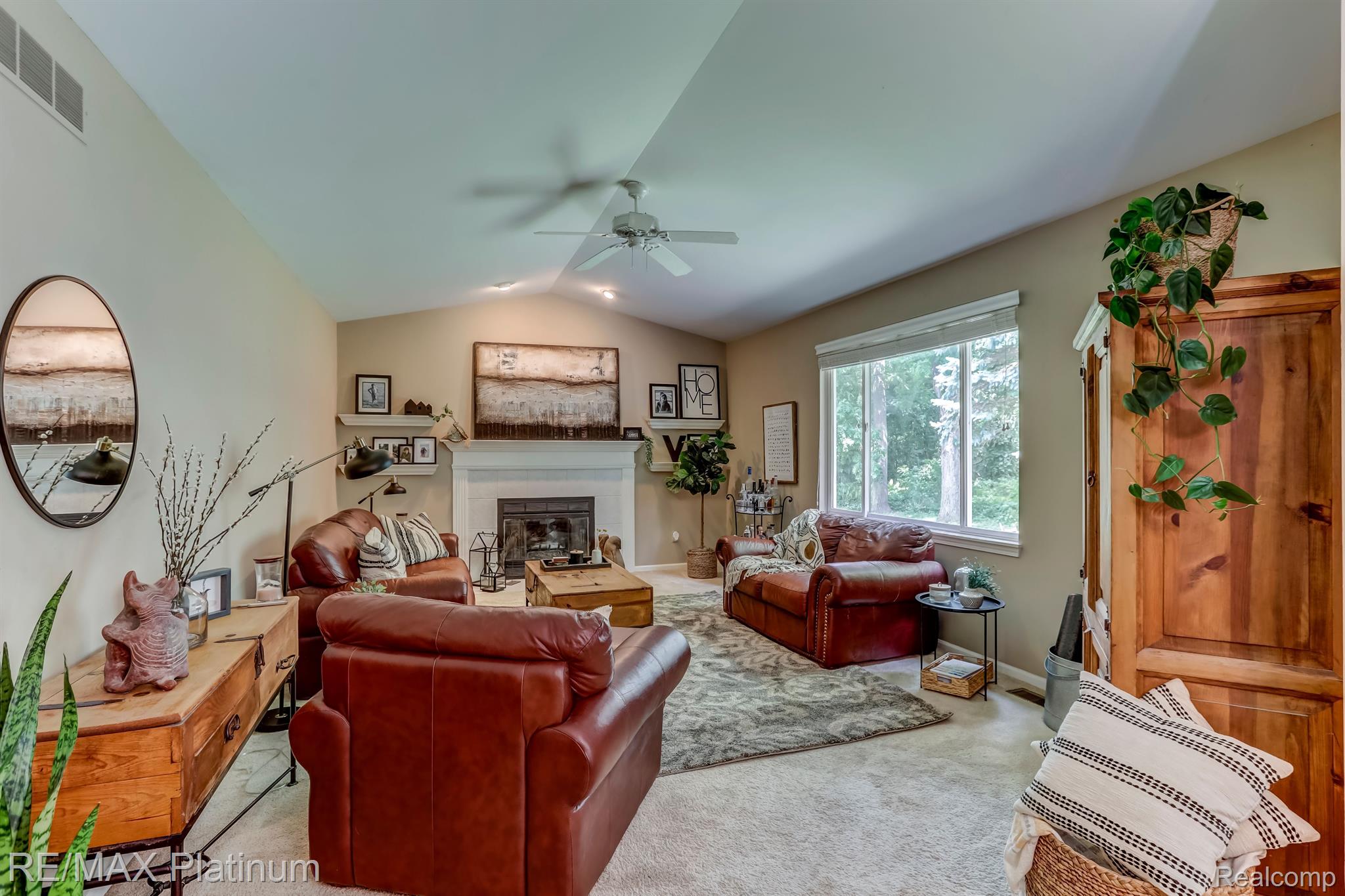 106 Chestnut Ridge Walled Lake, MI 48390 - Photo 18 of 32 106 Chestnut Ridge Living Room