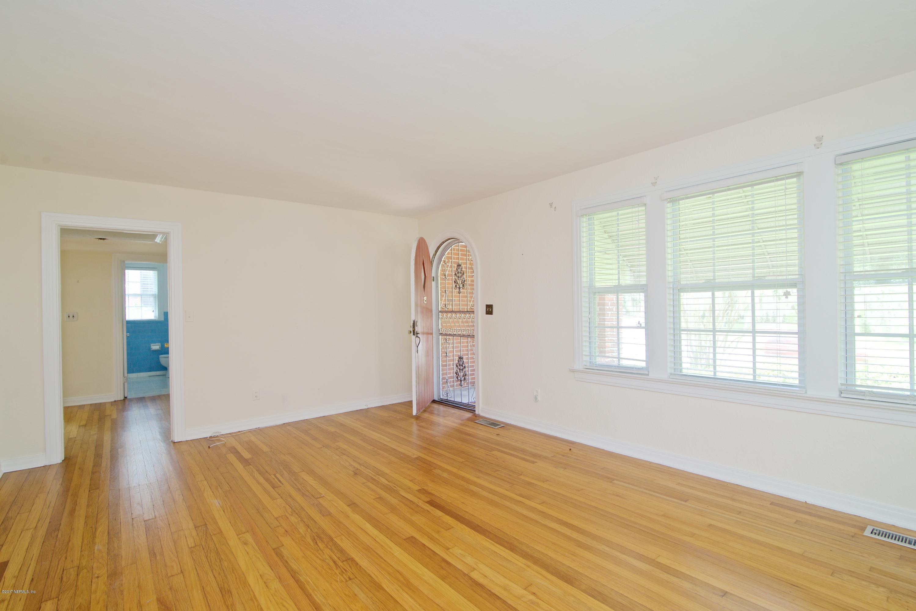 3877 Gadsden Road Jacksonville, FL 32207 - Photo 20 of 24 wooden floor in an empty room with a window