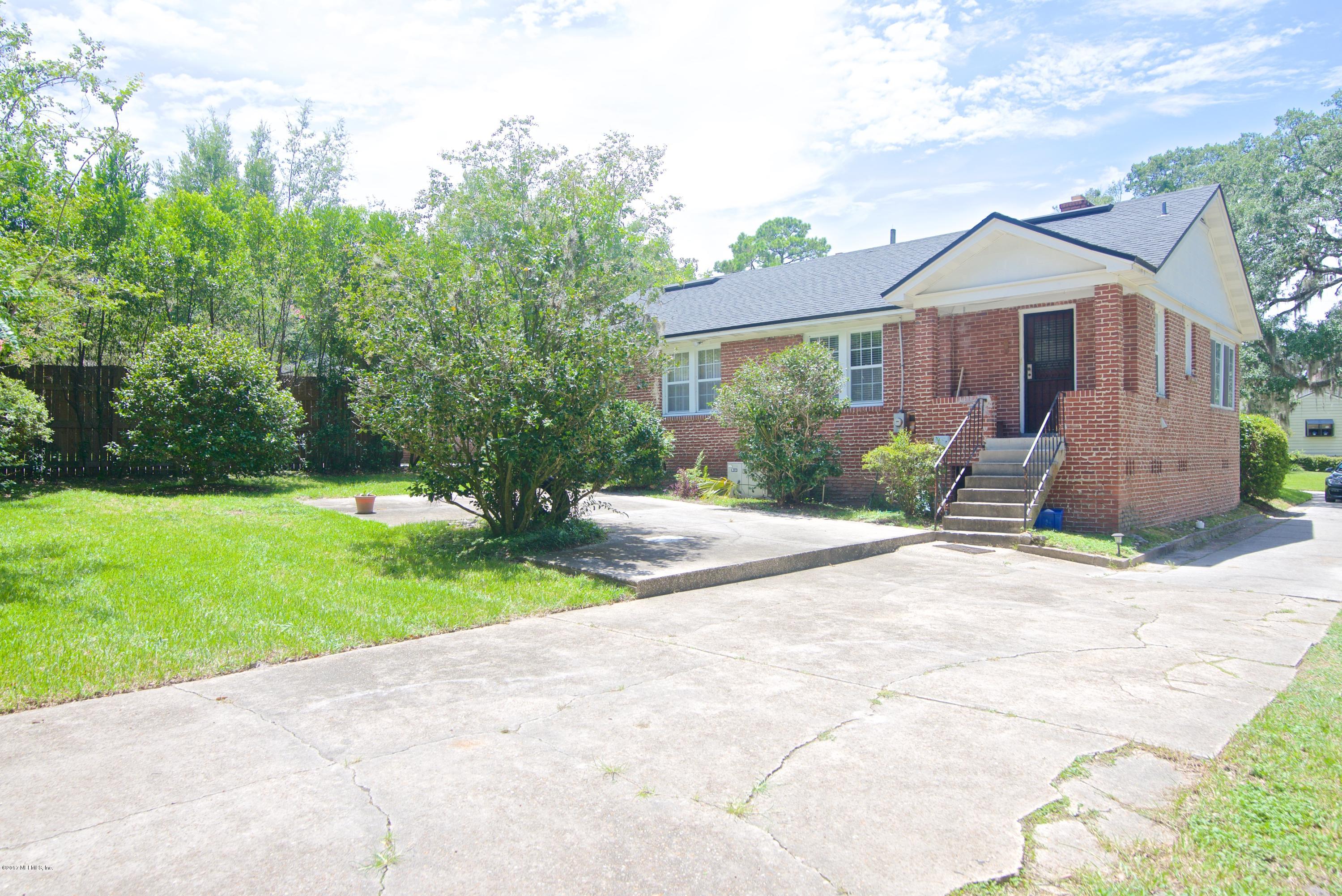3877 Gadsden Road Jacksonville, FL 32207 - Photo 5 of 24 a front view of a house with yard and green space