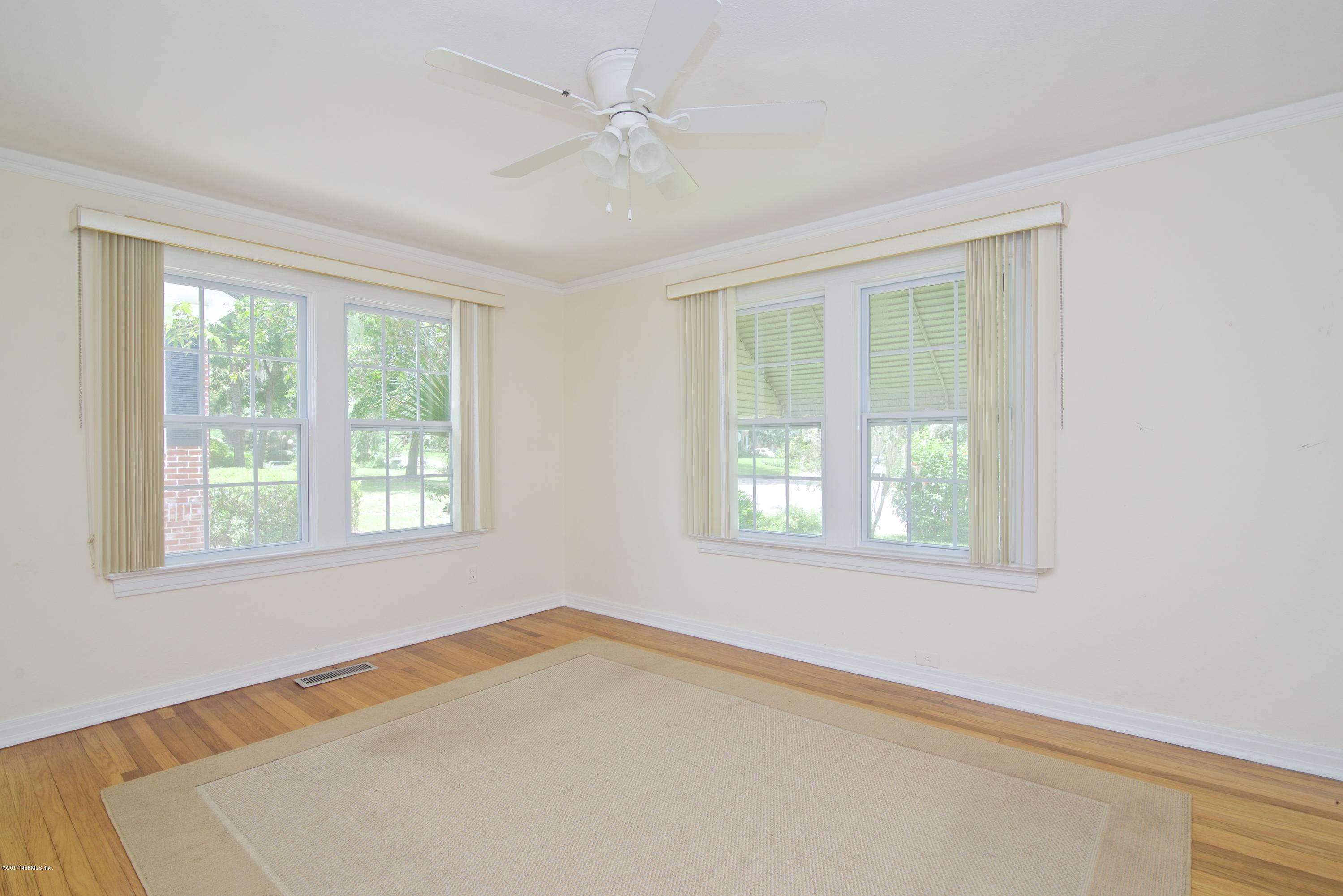 3877 Gadsden Road Jacksonville, FL 32207 - Photo 8 of 24 an empty room with a window