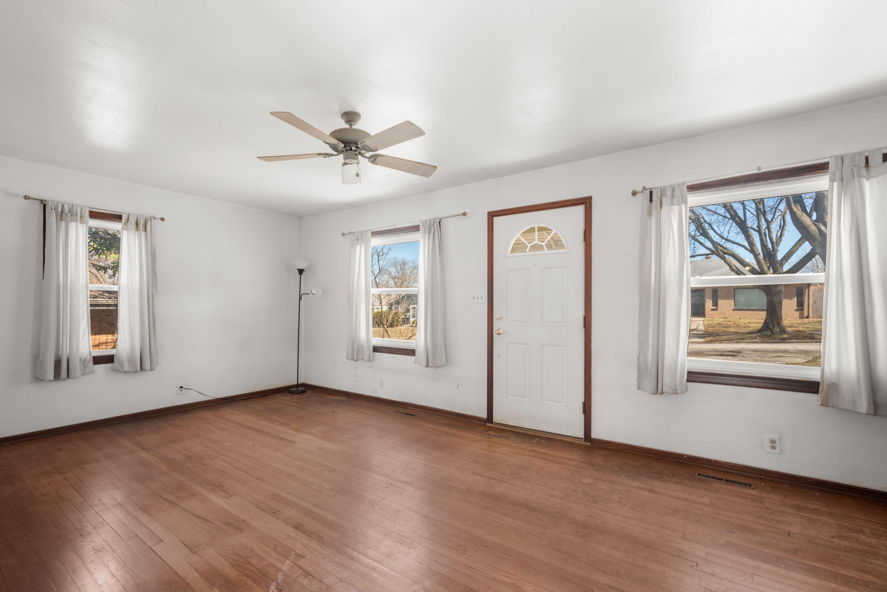 4157 North 71st Street Milwaukee, WI 53216 - Photo 12 of 15 Living room