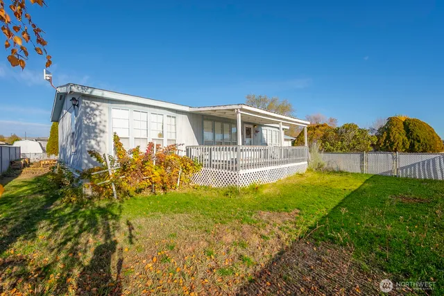 a view of a house with a backyard