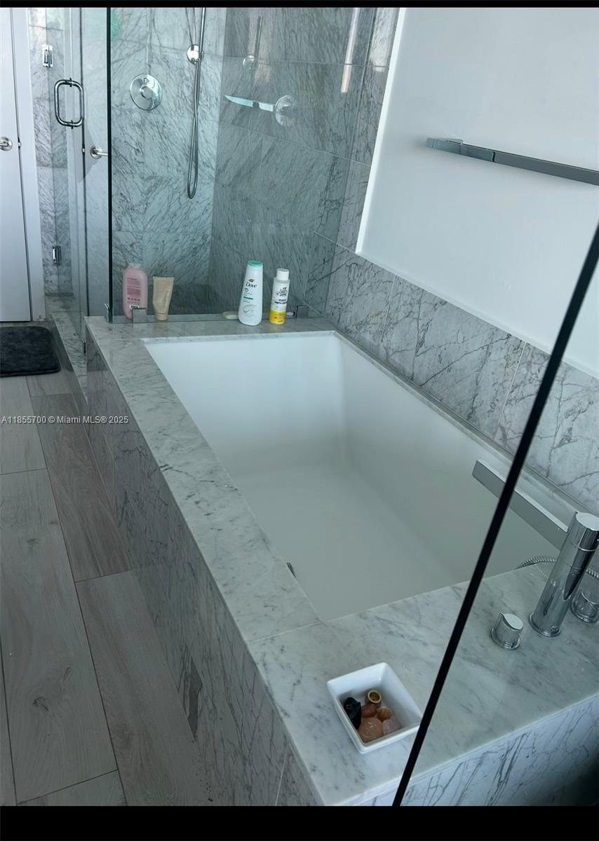 480 Northeast 31st Street, Unit 905 Miami, FL 33137 - Photo 5 of 15 a living room with a couch