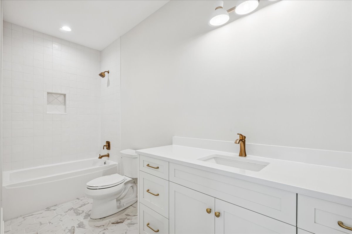 1068 Livingston (lot 1) Avenue Highland Park, IL 60035 - Photo 14 of 33 a bathroom with a sink a toilet and a tub