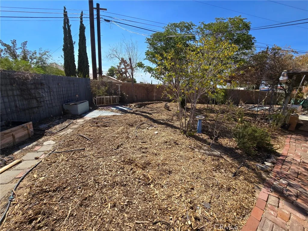 20221 Modoc Road Apple Valley, CA 92308 - Photo 20 of 23 a view of a backyard