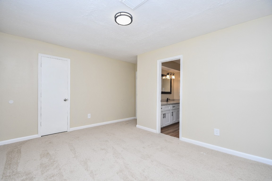 4730 Theall Road Houston, TX 77066 - Photo 21 of 32 an empty room with an entryway