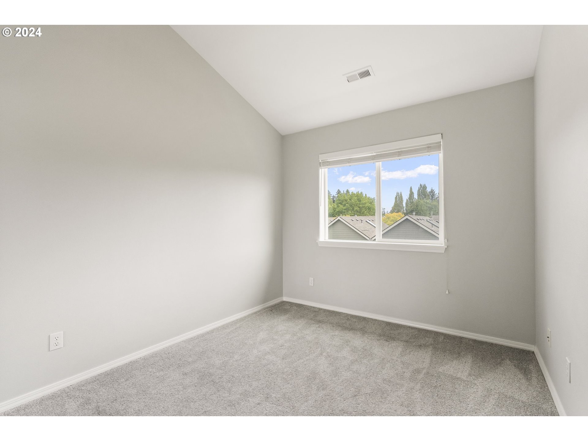 18690 Southwest 92nd Terrace Tualatin, OR 97062 - Photo 24 of 32