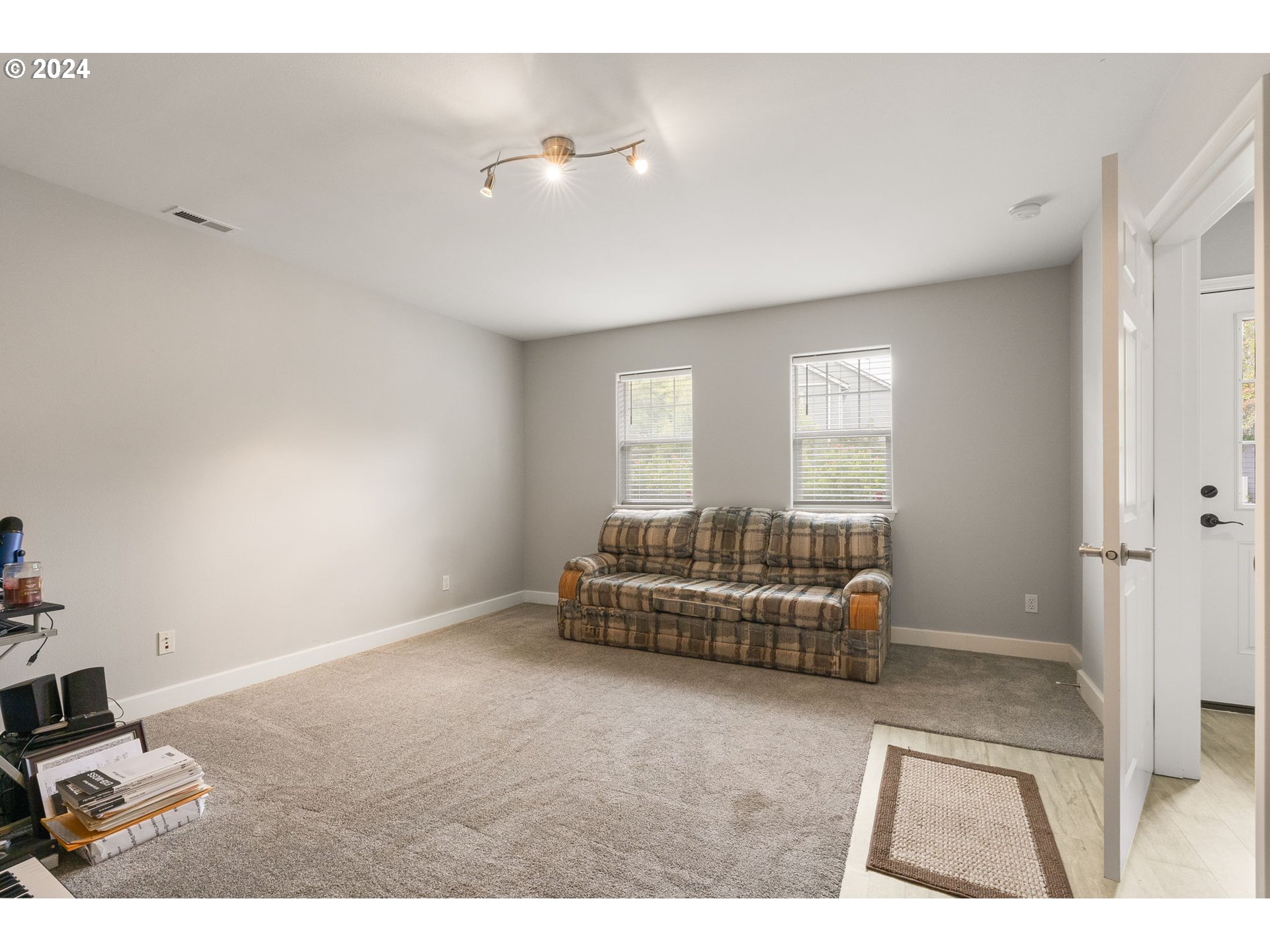 18690 Southwest 92nd Terrace Tualatin, OR 97062 - Photo 6 of 32