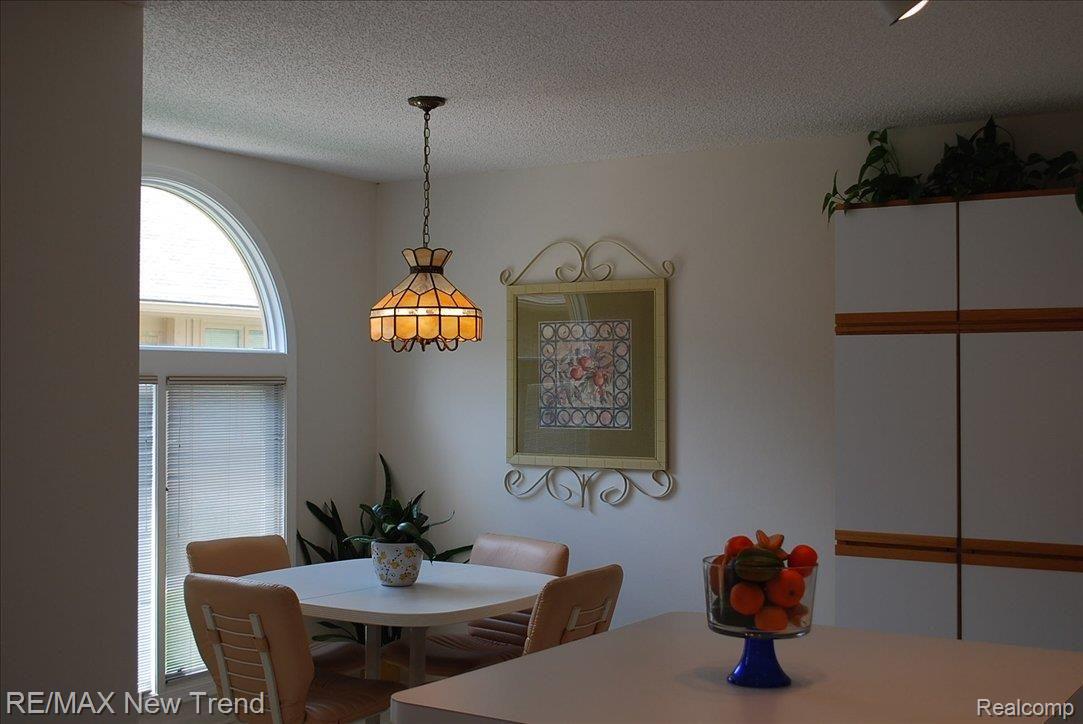 21930 River Ridge Trail, Unit 87 Farmington, MI 48335 - Photo 4 of 10 21930 RIVER RIDGE KITCHEN VIEW #