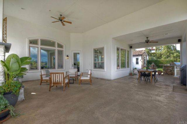 a view of a houses with yard