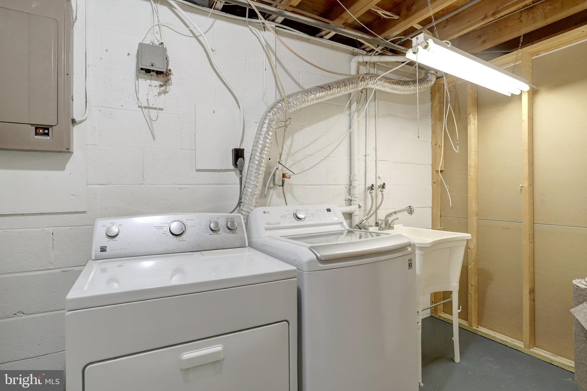 8626 Kerry Lane Springfield, VA 22152 - Photo 15 of 48 a utility room with dryer and washer