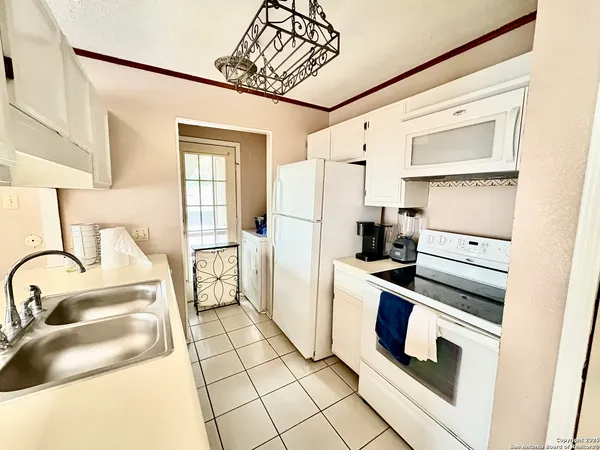 $875 | 8633 Datapoint Drive, San Antonio, TX 78229