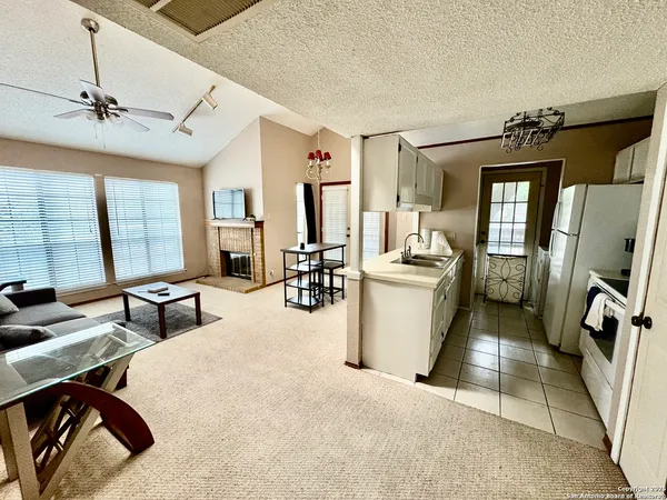 $875 | 8633 Datapoint Drive, San Antonio, TX 78229