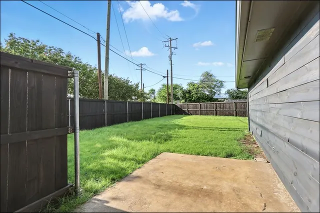 a view of yard with green space