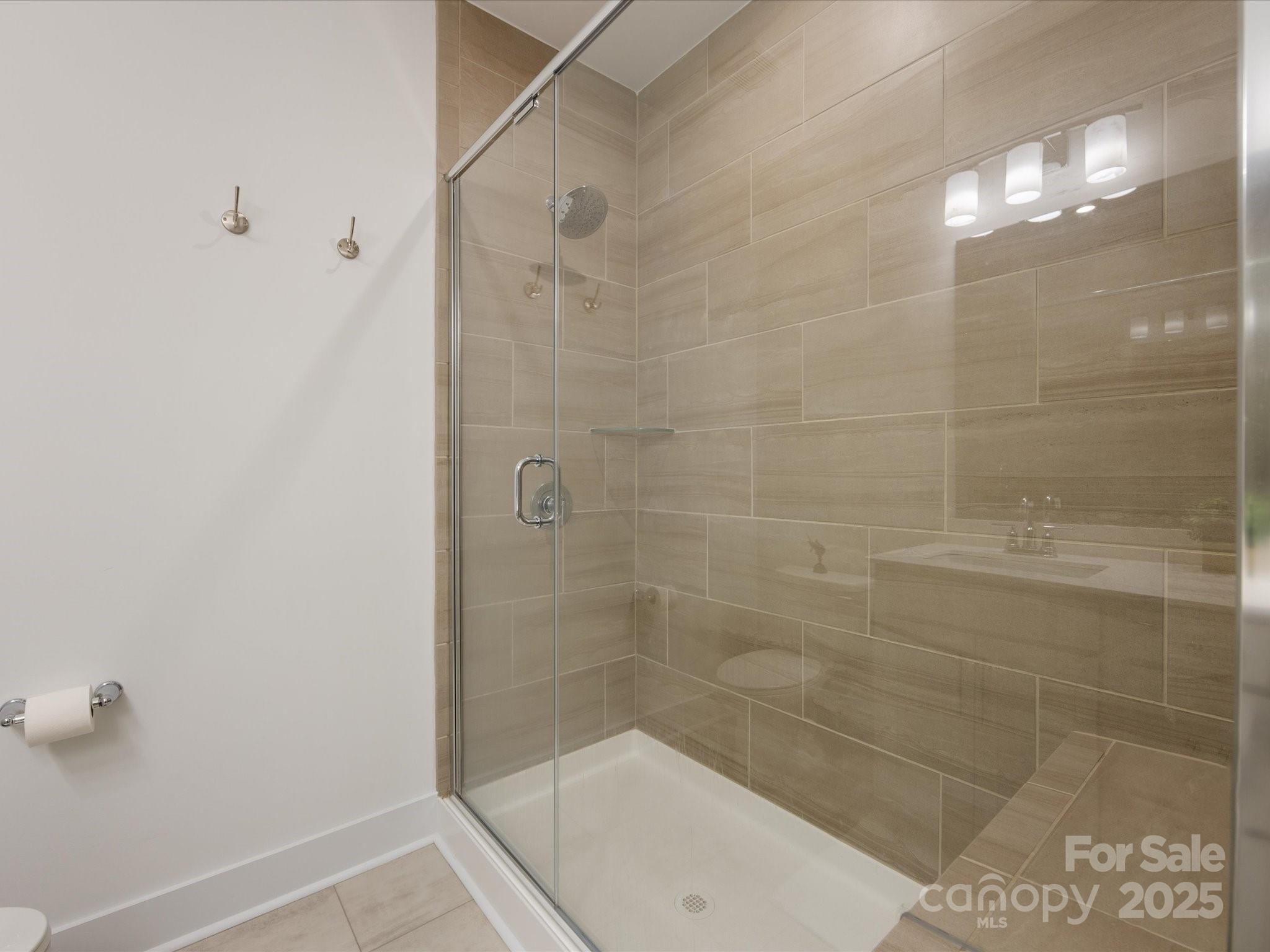4027 Capital Ridge, Unit 10 Charlotte, NC 28205 - Photo 27 of 34 a bathroom with a bathtub