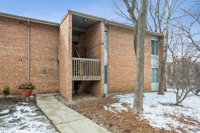 $249,500 | 6000 East Lake Drive, Unit 1D, Lisle, IL 60532