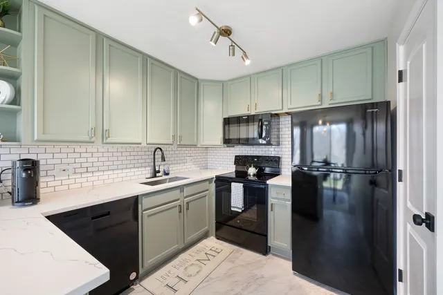 $249,500 | 6000 East Lake Drive, Unit 1D, Lisle, IL 60532