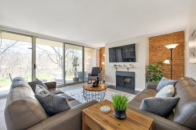 $249,500 | 6000 East Lake Drive, Unit 1D, Lisle, IL 60532