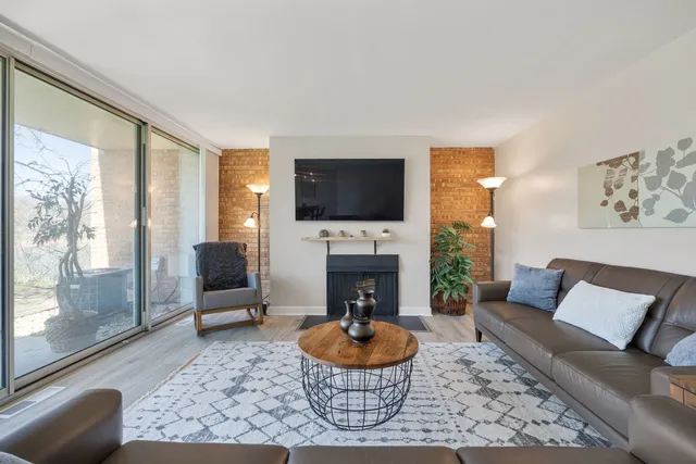 $249,500 | 6000 East Lake Drive, Unit 1D, Lisle, IL 60532