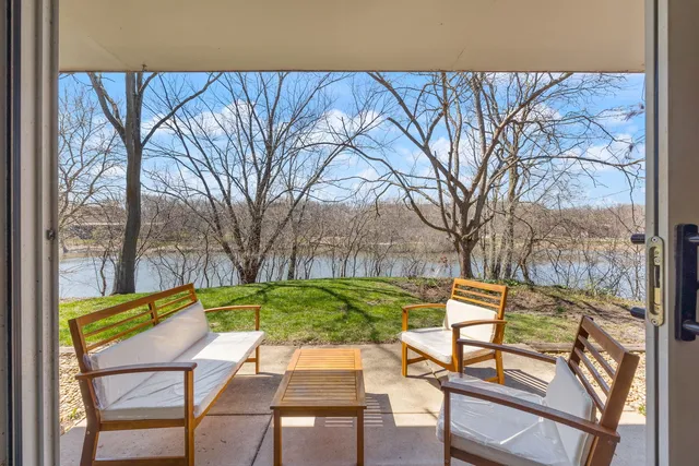 $249,500 | 6000 East Lake Drive, Unit 1D, Lisle, IL 60532