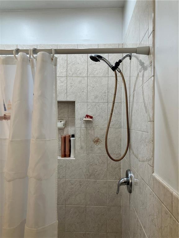 55 4th Avenue Brooklyn, NY 11217 - Photo 9 of 33 a bathroom that has a shower sink